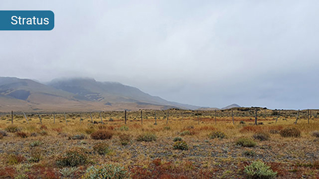 Zu den tiefen Wolken zählt die Stratuswolke. Das ist eine graue Wolkenschicht, die an der Unterseite kaum Konturen zeigt.
