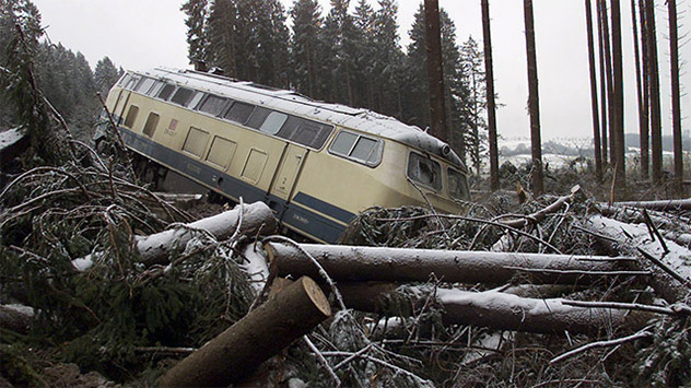Orkan LOTHAR richtete die höchsten Sturmschäden der jüngeren europäischen Geschichte an. Im Schwarzwald wurde eine schwere Diesellok aus dem Gleis geschleudert. 