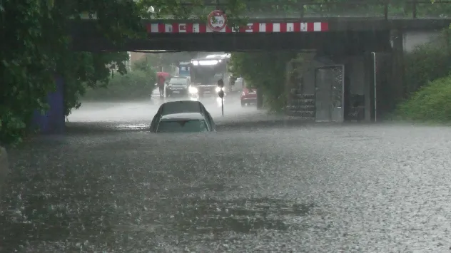 In der Nürnberger Innenstadt herrschen chaotische Zustände. Einige Autos schwimmen in den Wassermassen.
