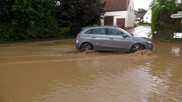 Auto von Regenfluten erfasst