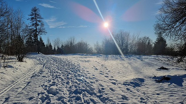 Sonne in der verschneiten Rhön