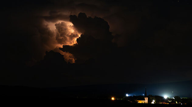 © Nadine Jerry via WetterMelder Deutschland Ein Blitz leuchtet eine Gewitterwolke von innen aus.