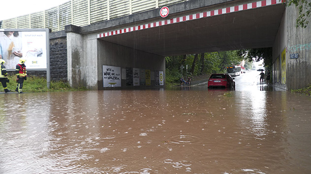 In Chemnitz steht eine Unterführung unter Wasser.