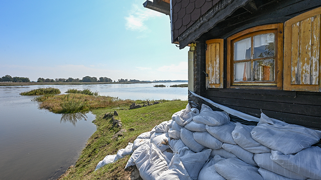 Sandsäcke schützen Städte und Gebäude vor drohenden Hochwasser an der Oder.