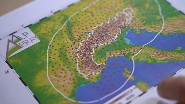 In den Alpen steht ein dichtes seismologisches Netzwerk, um die Erdbeben erfassen zu können.