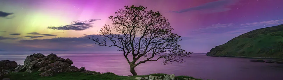 Polarlichter über der Murlough Bay in der Grafschaft Antrim.