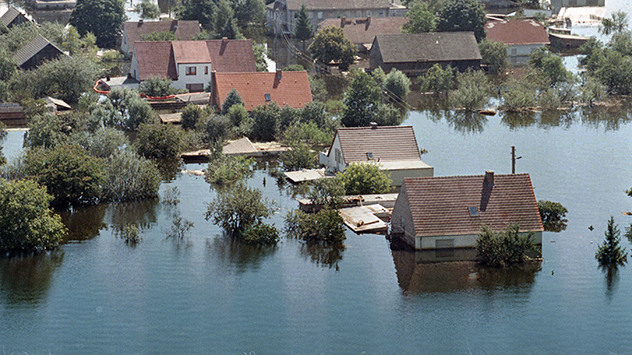 Häuser stehen unter Wasser 